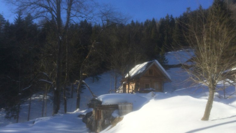 Holzknechthütte in winterlicher Landschaft, © Johannes Hoyos