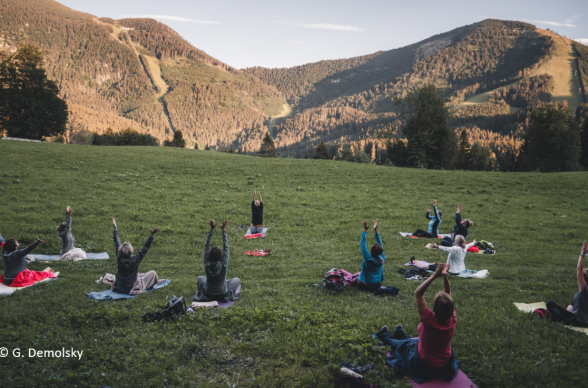 Alm-Yoga mit Sternderl schau'n, © G. Demolsky