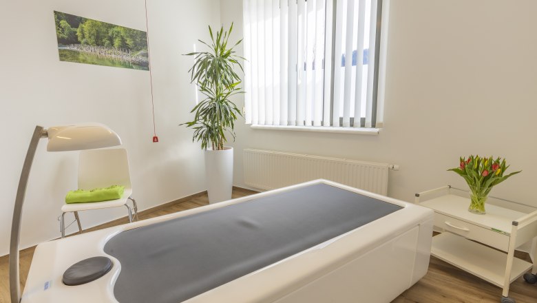 Sanfte Druckmassage auf dem Hydrojet, © Emotion Therapiezentrum GmbH