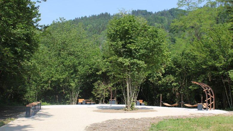 Gleich in der Nähe: Platz zum Räder parken und Rasten, © Gemeinde Opponitz